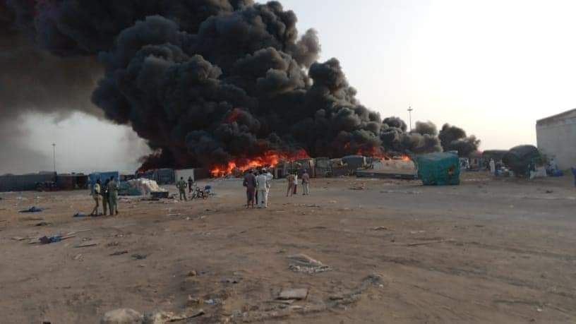 شاهد بالفيديو.. شباب سودانيون بأحد أحياء مدينة بورتسودان يمارسون كرة القدم تحت الإنفجارات ونيران “المسيرات”