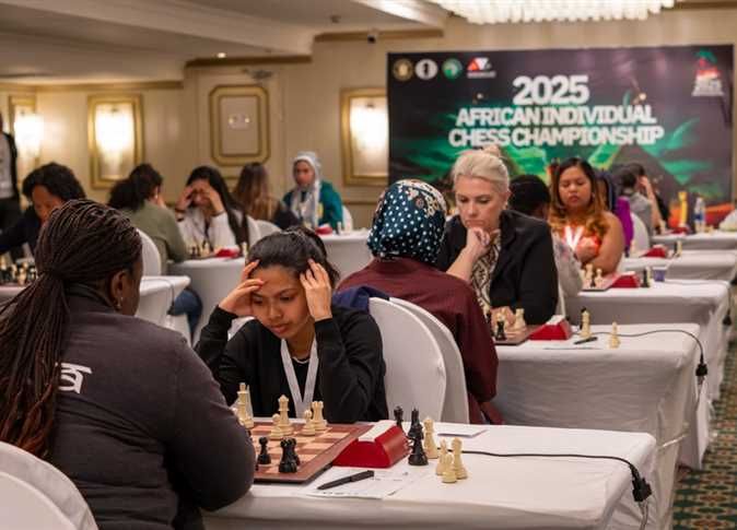 وزير الرياضة يشارك في ختام البطولة الأفريقية للشطرنج بمواجهة أحد الأبطال