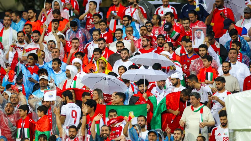 الامارات | جمهور الشارقة يرسم لوحة فنية في مدرجات ملعب «بيشان»