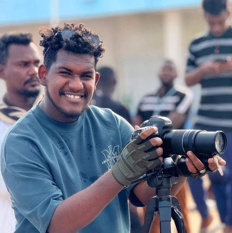 الحزن يخيم على مواقع التواصل الاجتماعي بالسودان بعد استشهاد المصور والناشط “شيخو” إثر هجوم بمسيرة تابعة لمليشيا الدعم السريع على منطقة جبال الإبياتور بسهل البطانة