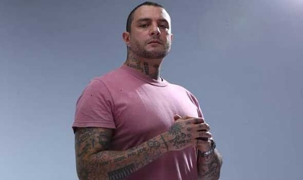 أحمد الفيشاوي يهاجم منتقدي ارتدائه الحلق والجمهور يردّ