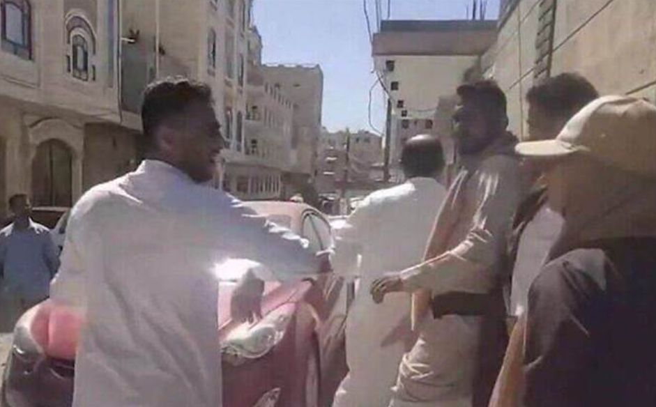 الحوثيون يعتقلون أكاديمياً يمنياً وعائلته بعد تعرضهم لاعتداء.. والأمن يرفض استقبال شكوى