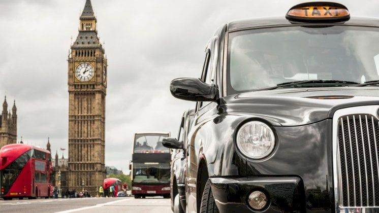 حين تحدِّث سيارات لندن السوداء أسرارها