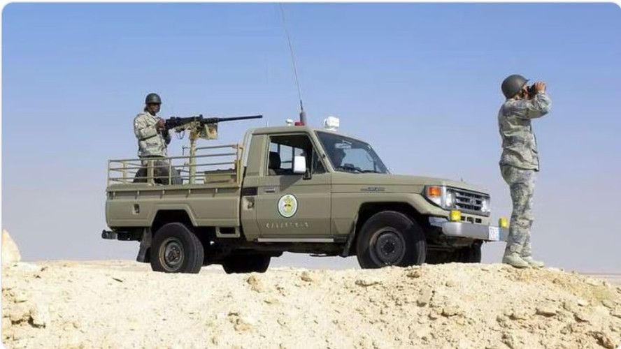 السعودية | حرس الحدود بمنطقة مكة المكرمة ينقذ (10) مقيمين من الجنسية المصرية بعد جنوح واسطتهم البحرية