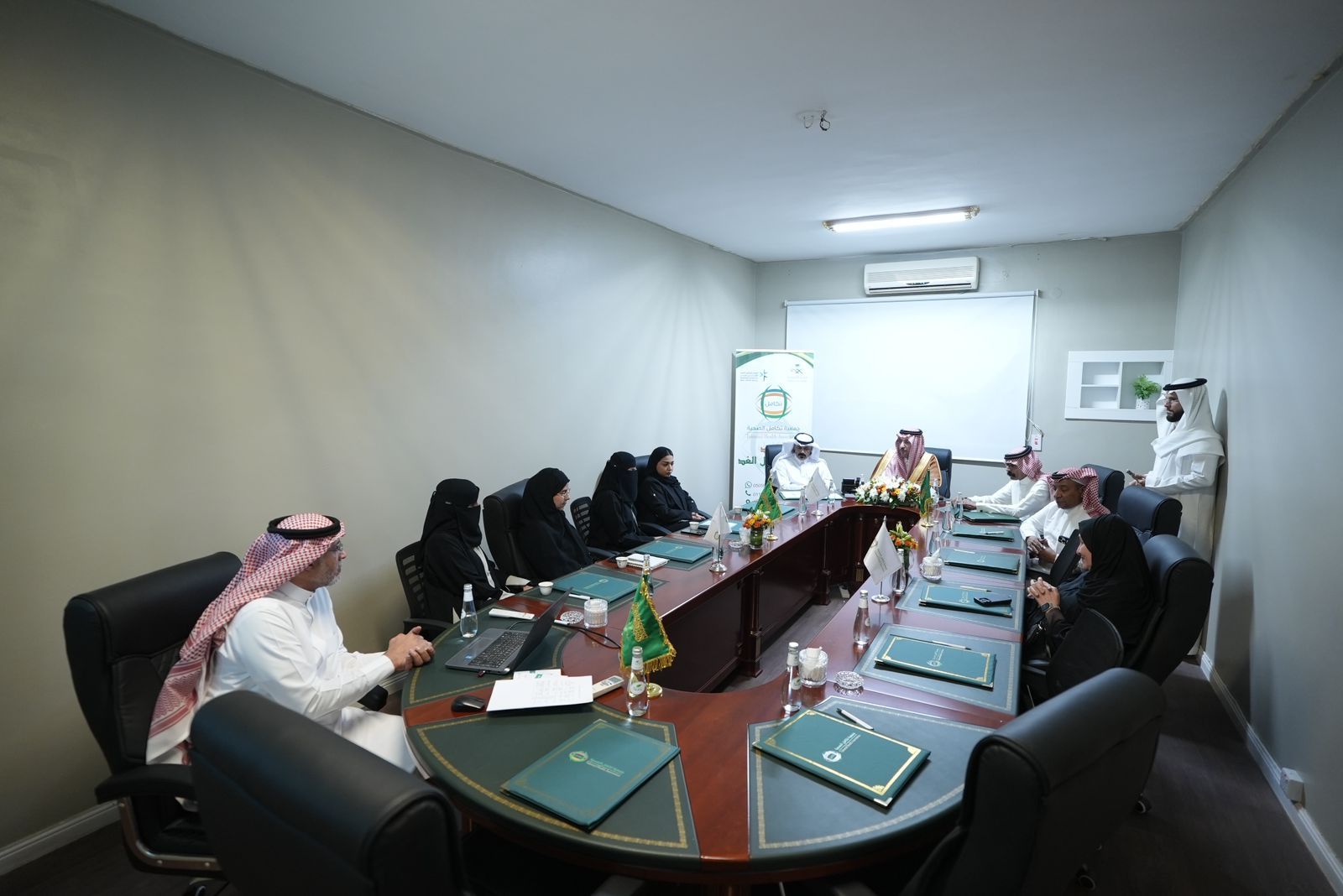 الأمير عبدالاله بن عبدالرحمن يزور جمعية تكامل الصحية ويشيد بدورها المجتمعي.. صور