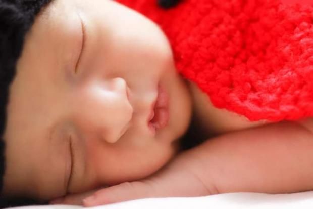 10 طرق للعناية بالطفل حديث الولادة.. «مش كل العياط جوع»