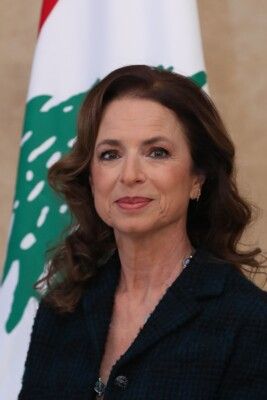 وزيرة السياحة أصدرت تعميمًا يلزم المؤسسات السياحية بالتعامل مع سائقين ومكاتب "تاكسي" مرخصة