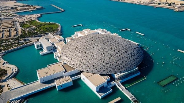 اللوفر أبوظبي يكشف عن ثلاثة معارض فريدة في موسم 2025 - 2026
