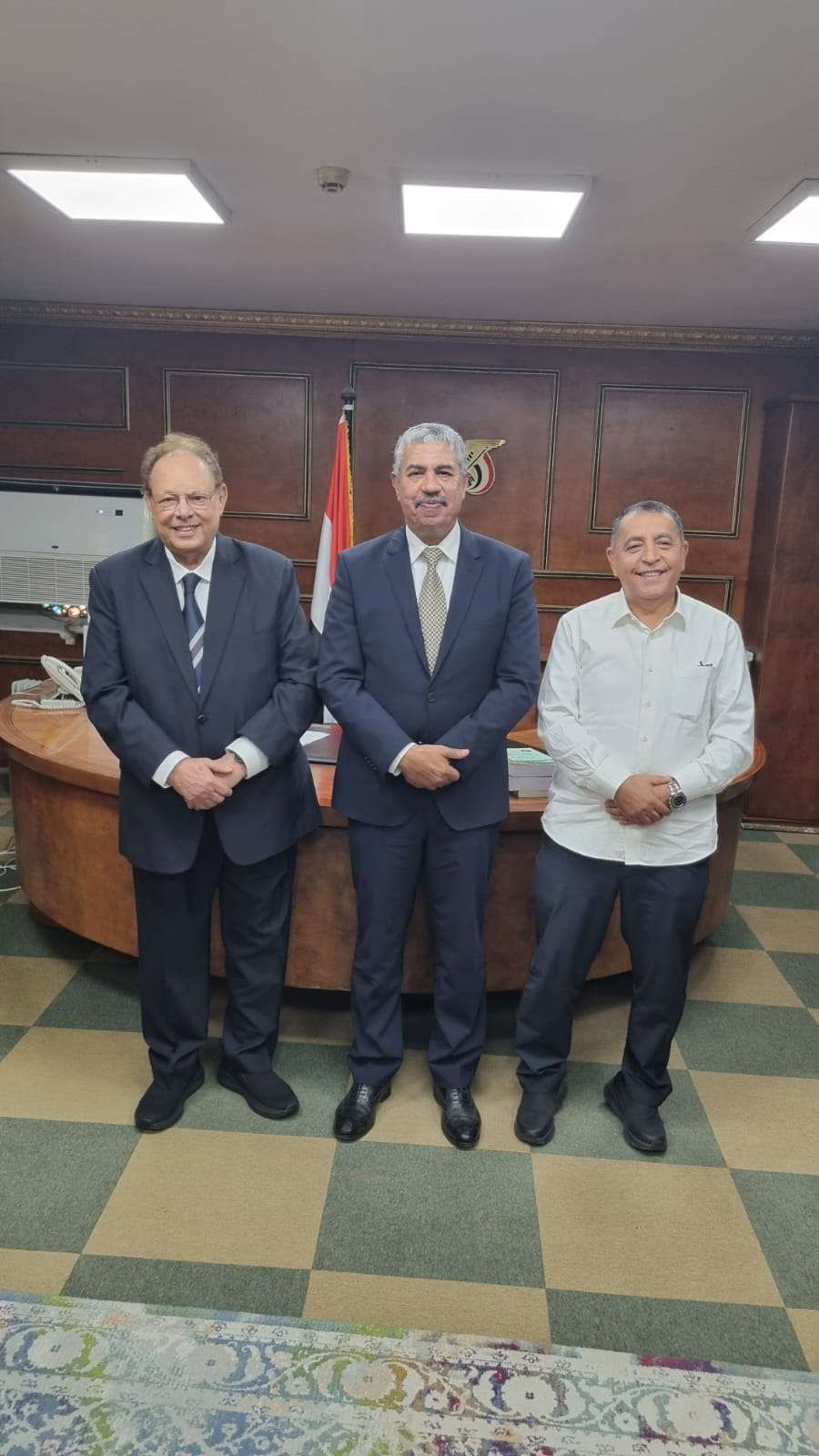 الرئيس علي ناصر محمد يزور السفارة اليمنية بالقاهرة