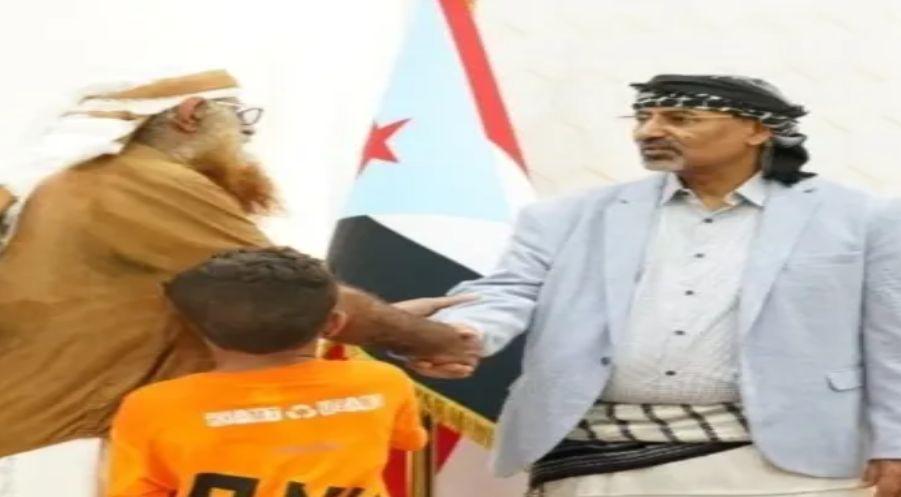 شاهد بالفيديو...داعية سلفي يدعو "الزبيدي" للضرب بيد من حديد ضد المتظاهرين في عدن والمحافظات الجنوبية