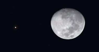 تكنولوجيا: القمر يظهر اليوم فى نصف إضاءته فقط.. تعرف على مرحلته الحالية