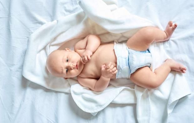 10 طرق للعناية بالطفل حديث الولادة.. «مش كل العياط جوع»