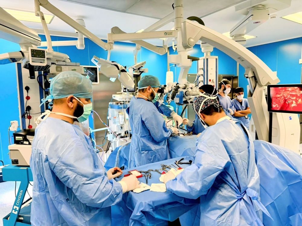 جراحة دقيقة تنقذ حاجة إندونيسية من ورم دماغي في المدينة المنورة 