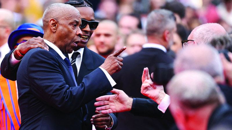 الامارات | دينزل واشنطن يشتبك على السجادة الحمراء