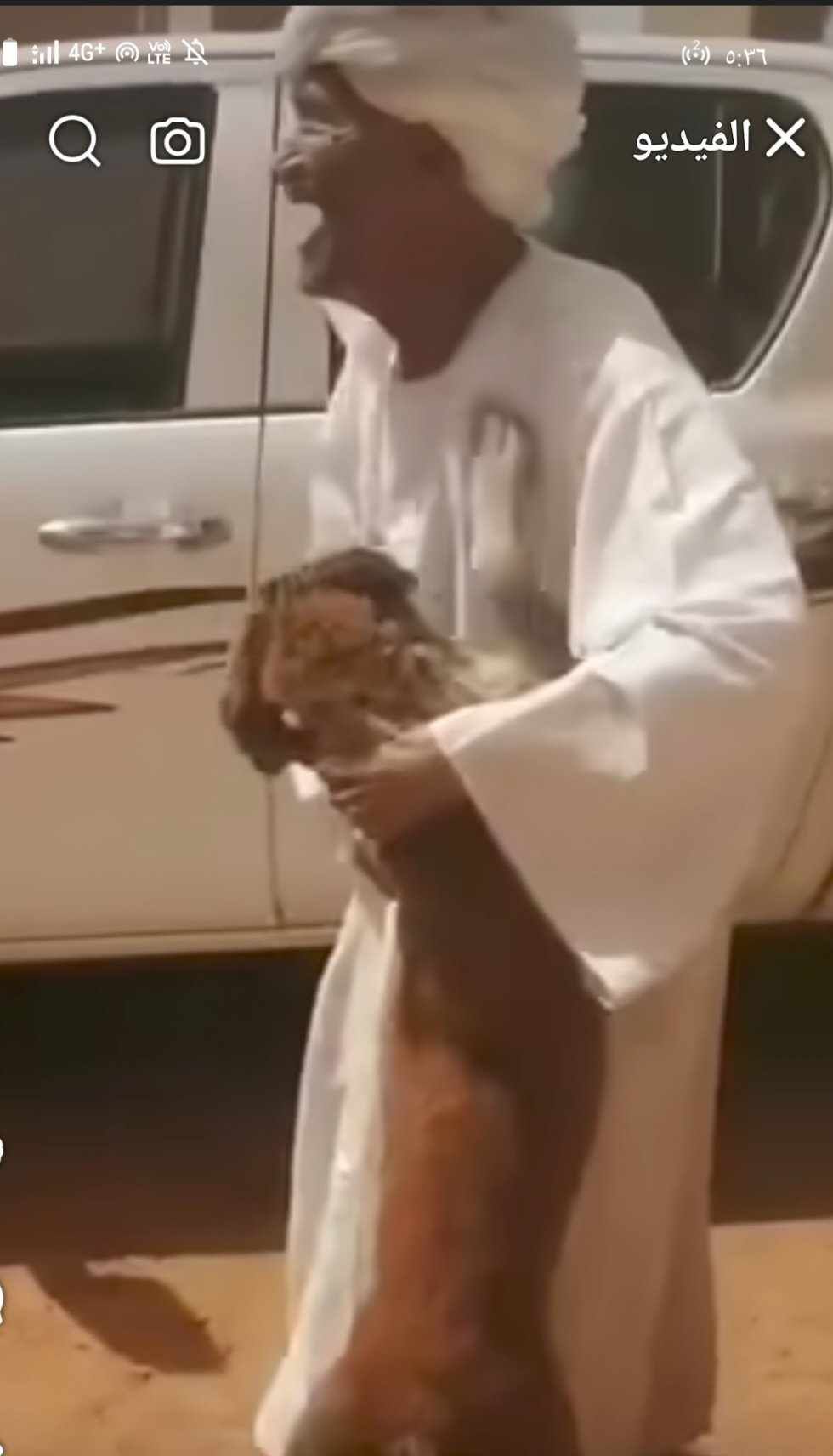 شاهد بالصورة والفيديو.. عانقه بشدة ورفض تركه.. “كلب” يستقبل صاحبه السوداني بعد عودته لمنزله بعد غياب دام لعام ونصف بالأحضان