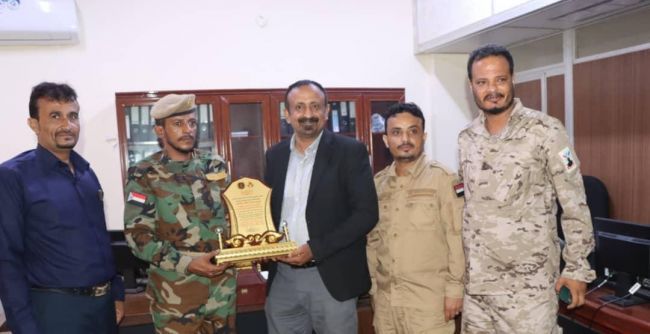 تقديرا لجهوده في خدمة اسر الشهداء والجرحى..قائد اللواء دعم أمني يكرم الوكيل النوبة