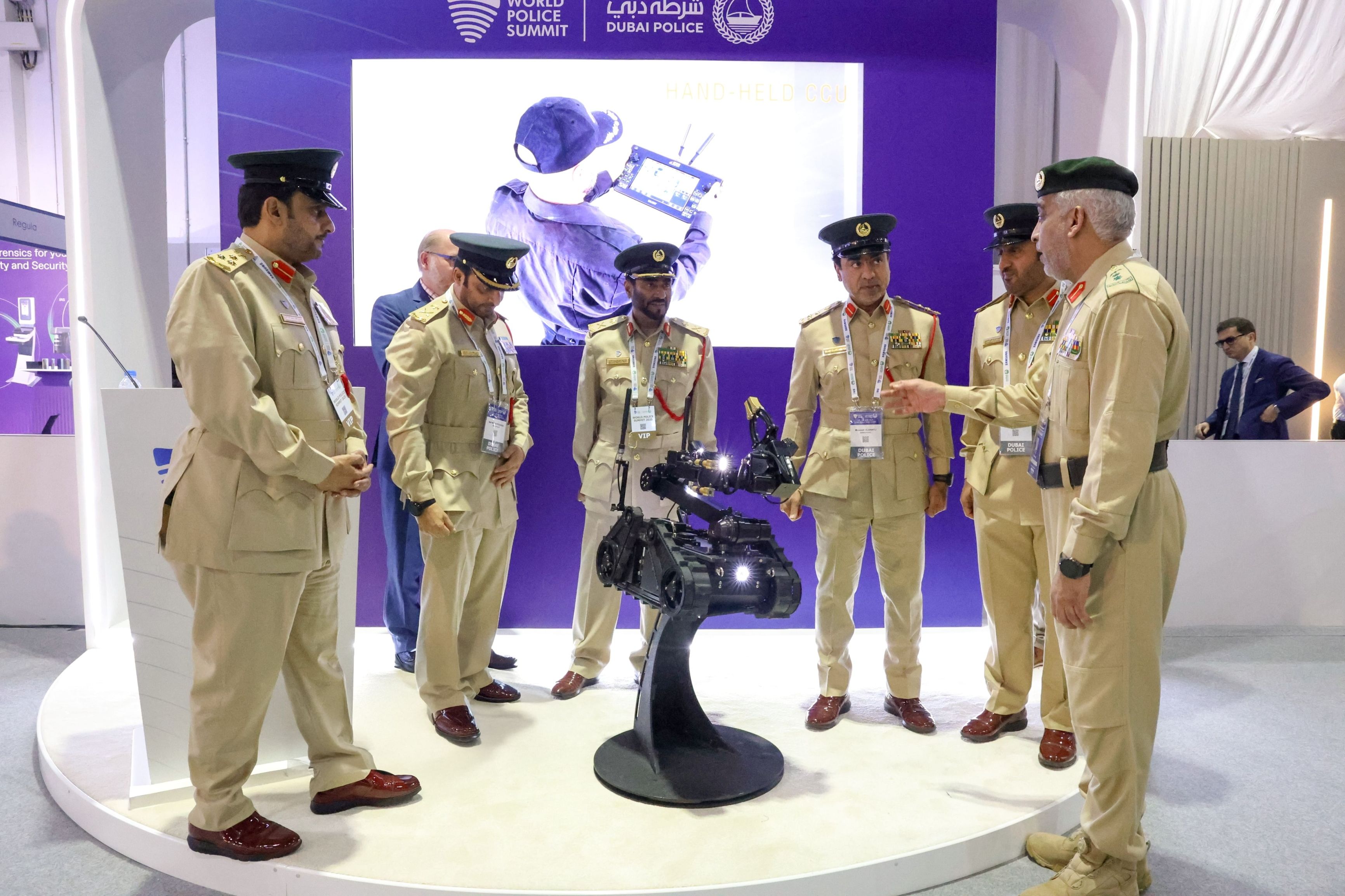 الامارات | شرطة دبي تدشّن روبوتاً ذكياً وتعزز شراكاتها الدولية لحماية الأطفال