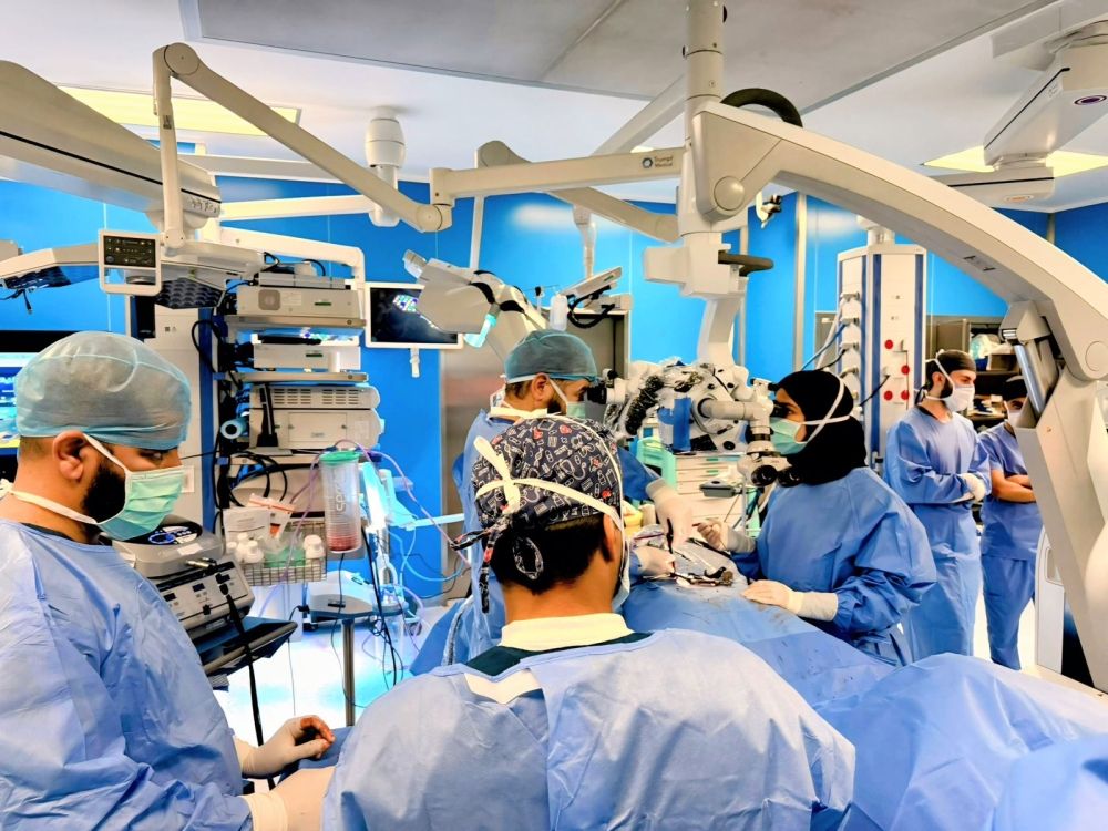 جراحة دقيقة تنقذ حاجة إندونيسية من ورم دماغي في المدينة المنورة 
