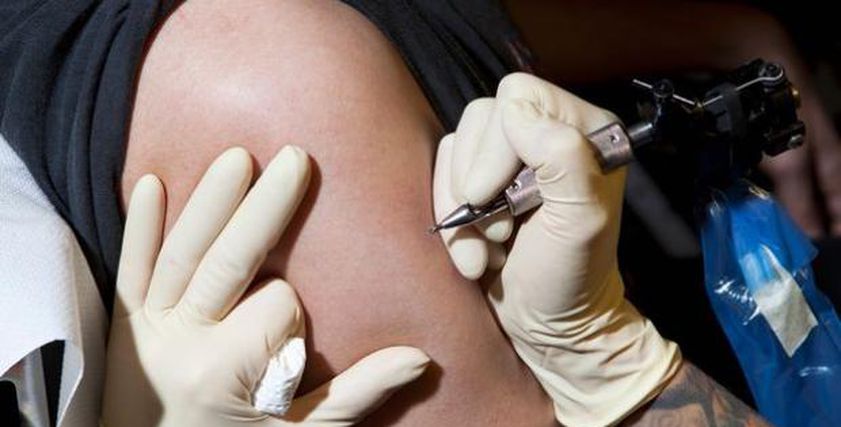 هيئة الغذاء والدواء الأمريكية تحذر من رسم الوشم.. يسبب التهابات وأمراضا خطيرة