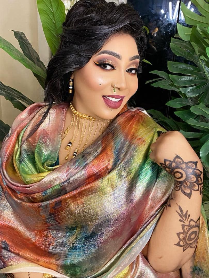 شاهد بالفيديو.. التيكتوكر خديجة أمريكا تشتبك مع إحدى السيدات في مهرجانها الضجة بالسعودية وتقوم بطردها من القاعة