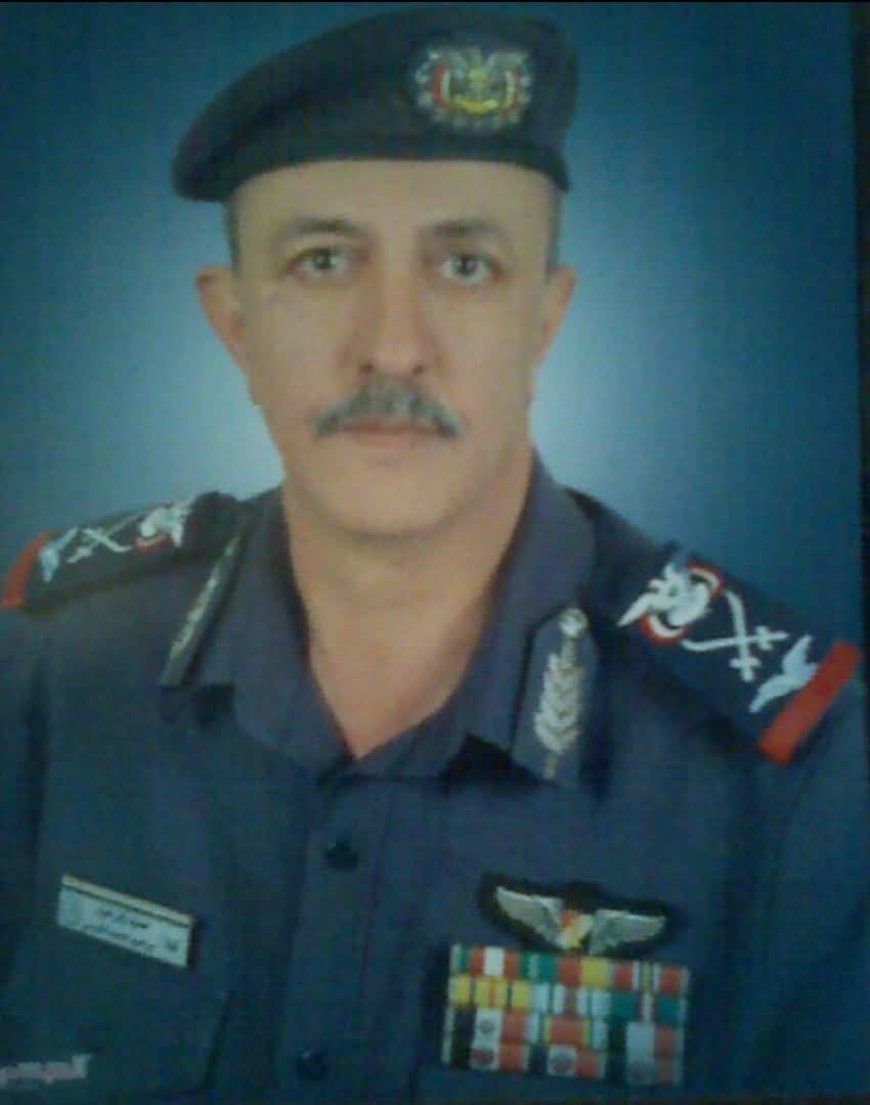 عاجل: عقب ساعات من غارة جوية إسرائيلية على صنعاء..جماعة الحوثي تتلقى خبر محزن بوفاة أحد أعمدة القوات الجوية