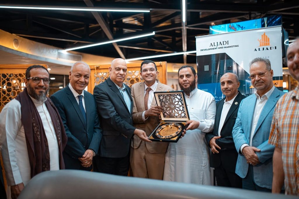 لن تصدق السبب...رجل أعمال يمني يكرّم النائب مصطفى بكري وسفير مصر الأسبق في اليمن "شاهد"