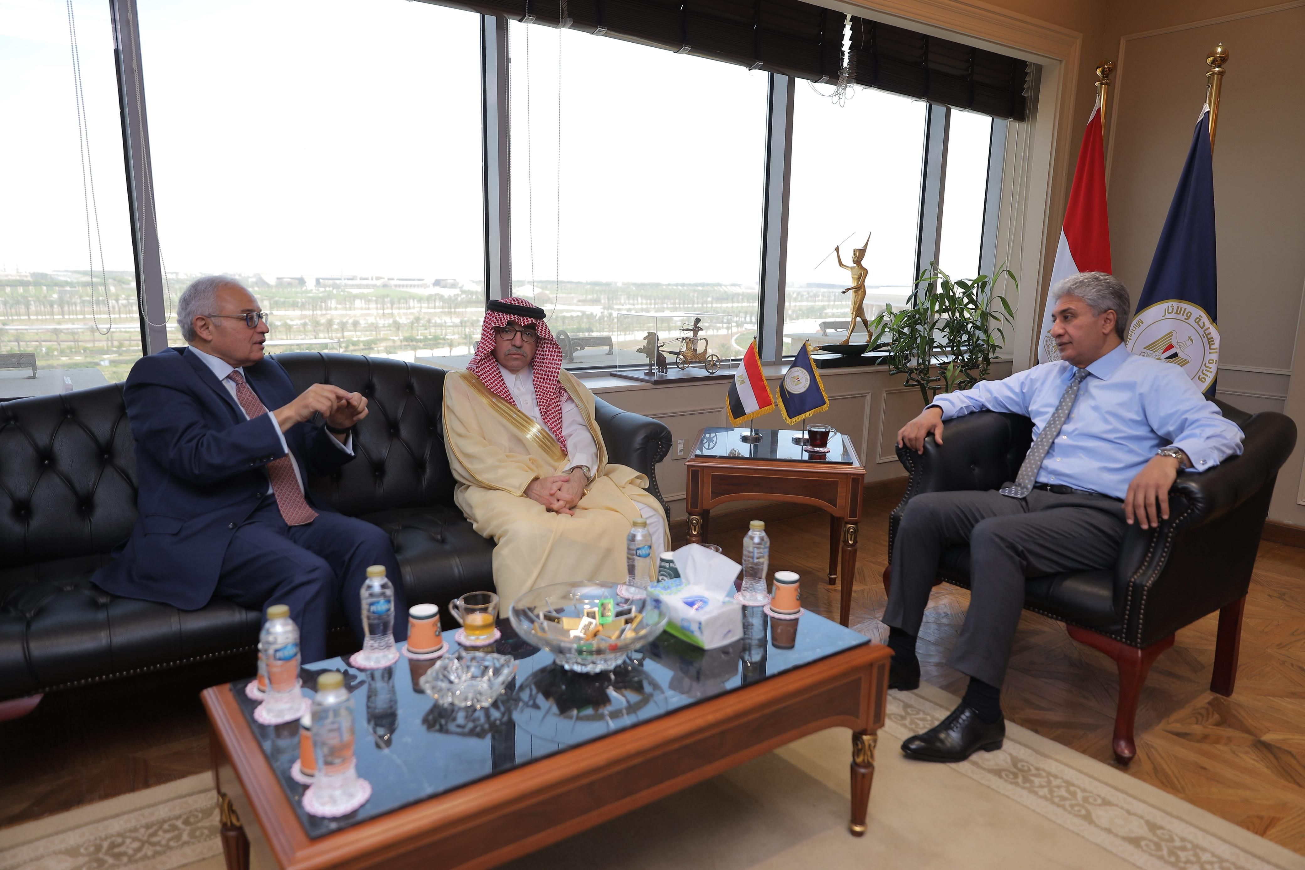 بحث ترتيبات استضافة القاهرة لمؤتمر "دور المصارف في تنمية السياحة العربية"