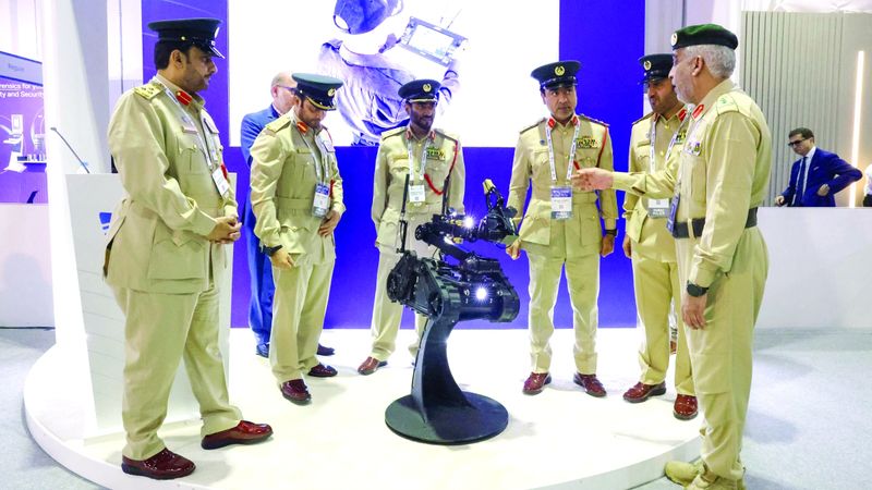 الامارات | شرطة دبي تُطلق روبوتاً متخصصاً في العمليات التكتيكية