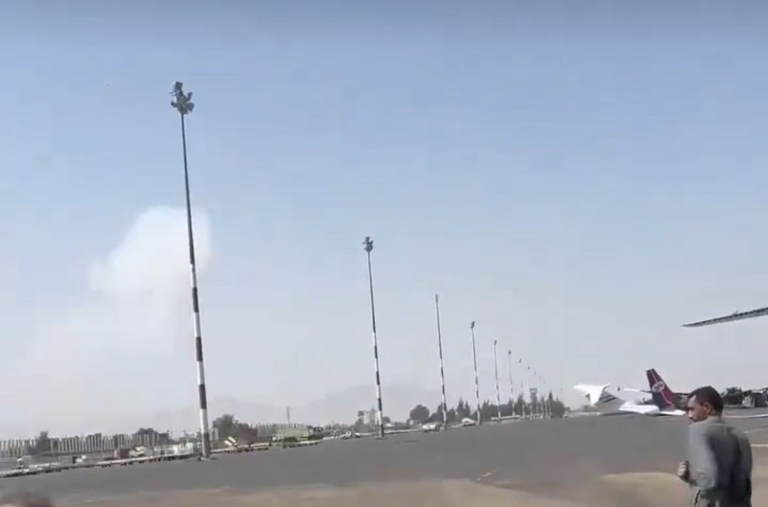 شاهد بالفيديو...غارات اسرائيلية تستهدف مطار صنعاء اثناء استعداد المسافرين للمغادرة