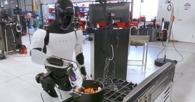 تكنولوجيا: روبوت تسلا الشبيه بالبشر قادر على تحضير العشاء وتنظيف الطاولة وإلقاء القمامة