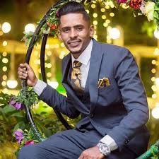 شاهد بالفيديو.. الفنان السوداني “الفحيل” يفاجئ الجميع ويعلن قيمة التعاقد معه لإحياء حفل غنائي (10 ألف جنيه فقط)