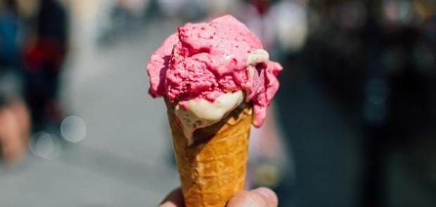 ماذا يحدث لجسمك عند تناول الآيس كريم يوميا؟