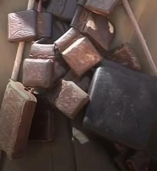 شاهد بالفيديو.. جنود بالجيش يحاصرون شيخ كان يزعم بعمل “حجاب” واقي من الرصاص لأفراد بالدعم السريع ويشترطون عليه إطلاق النار عليه للتأكد والشيخ يرفض ويترجاهم ويعترف بأنه دجال وكاذب