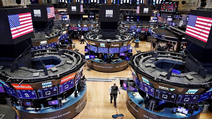 الأسهم الأمريكية تغلق على تباين