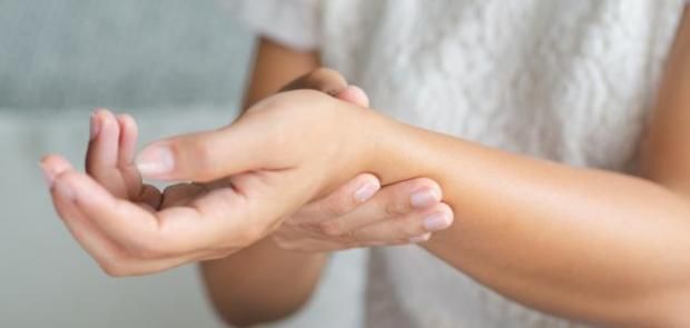 تنميل اليدين.. علامة مبكرة لنقص فيتامينات لا غنى عنها