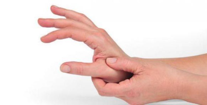 تنميل اليدين.. علامة مبكرة لنقص فيتامينات لا غنى عنها
