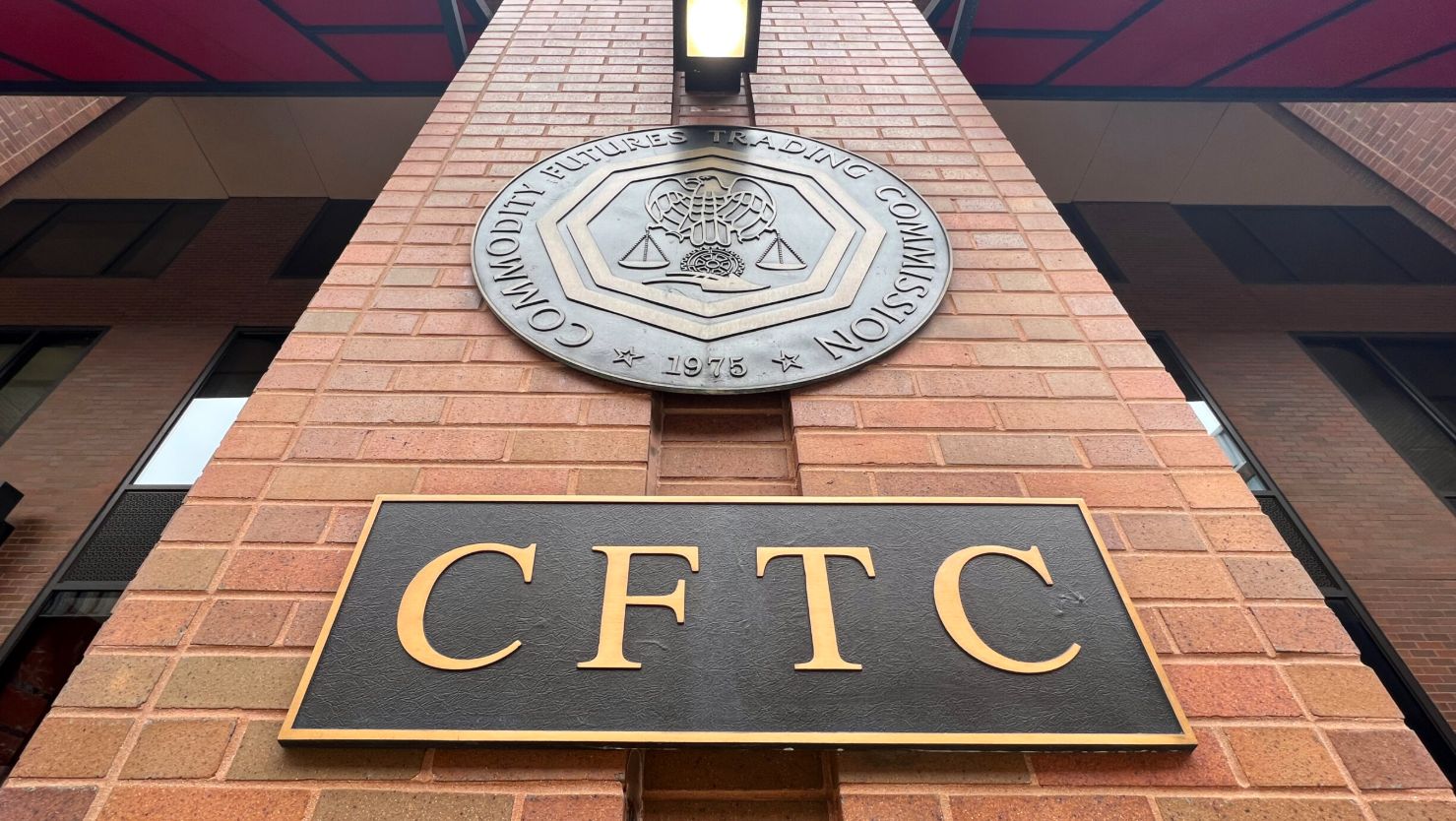 هيئة CFTC تقترب من تنظيم العقود الآجلة الدائمة للعملات المشفرة: التفاصيل