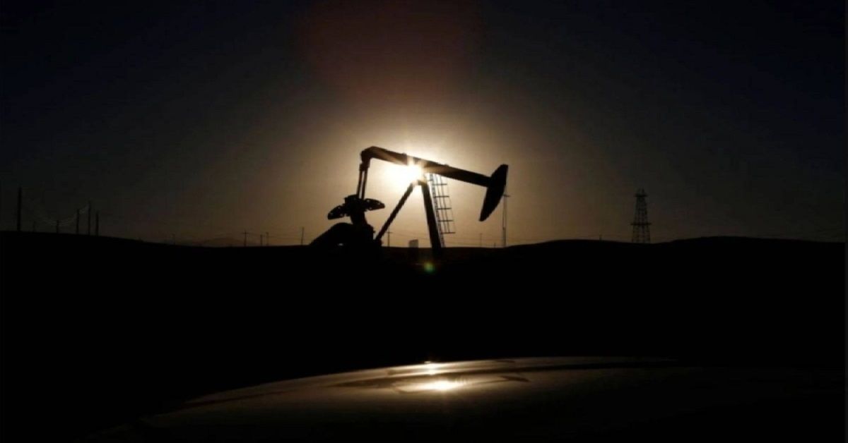 النفط يتراجع مع ارتفاع الدولار