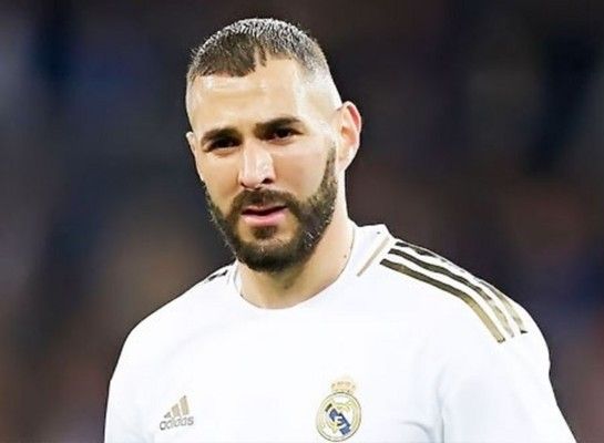 كريم بنزيما يُعلن خطوبته على هذه الفنانة