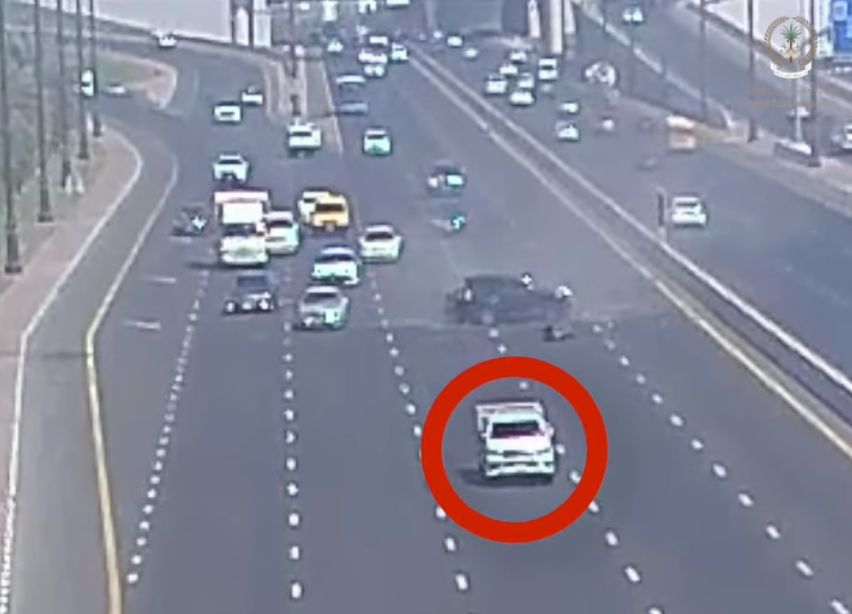 الامارات | شرطة الشارقة تضبط سائقاً تسبب في تصادم بين 3 مركبات وهرب من الموقع