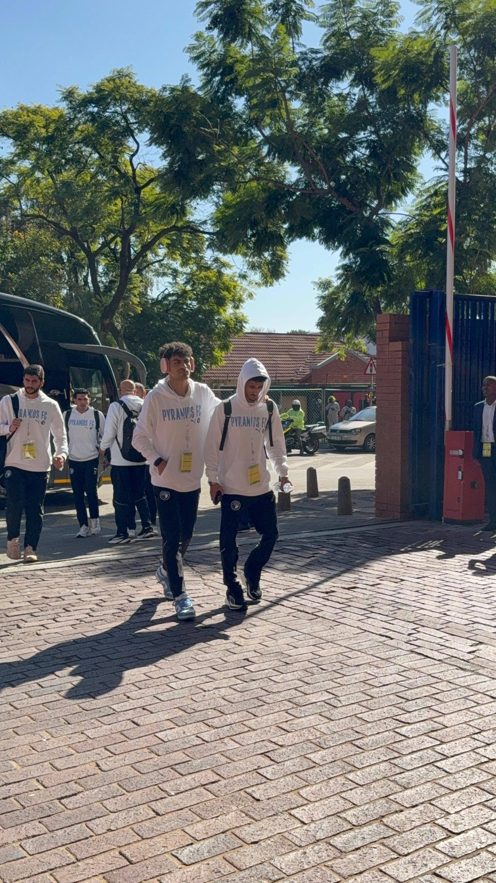 بيراميدز يصل ملعب لوفتس فيرسفيلد لمواجهة صن داونز فى نهائي أبطال أفريقيا