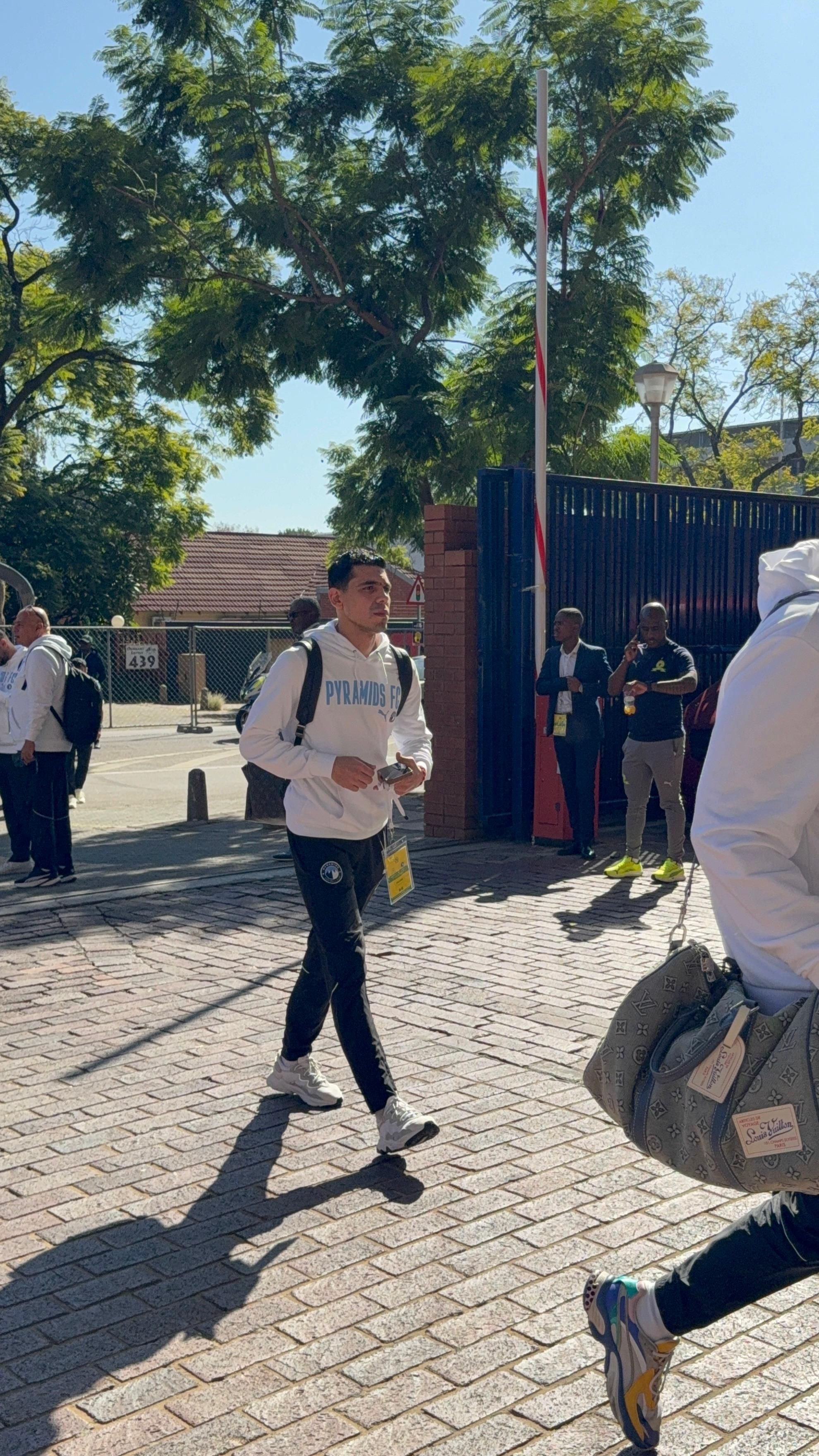 بيراميدز يصل ملعب لوفتس فيرسفيلد لمواجهة صن داونز فى نهائي أبطال أفريقيا