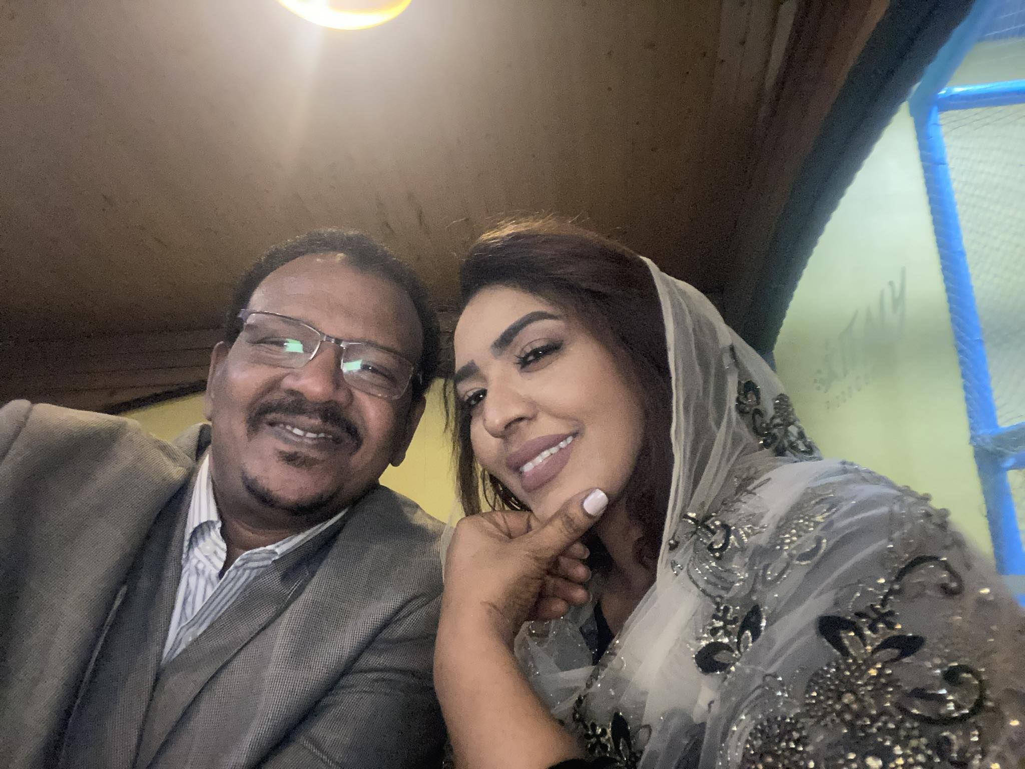 شاهد بالصورة.. الإعلامية السودانية نسرين النمر تتغزل في زوجها معتمد أم درمان السابق بلقطة رومانسية (تسلم ويسلم خاطرك)