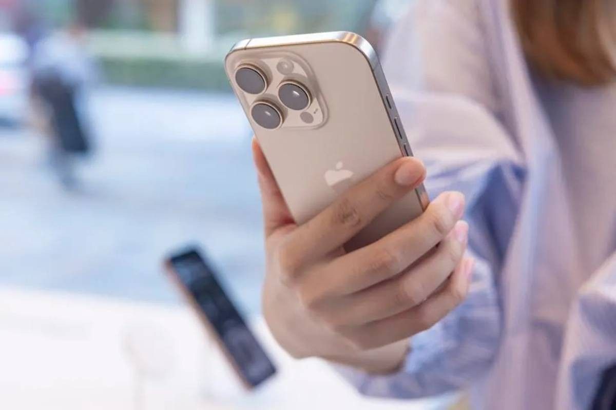 الامارات | "أبل" قد تحيلها على التقاعد أو تفصلها .. هواتف آيفون قريباً دون "سيري"