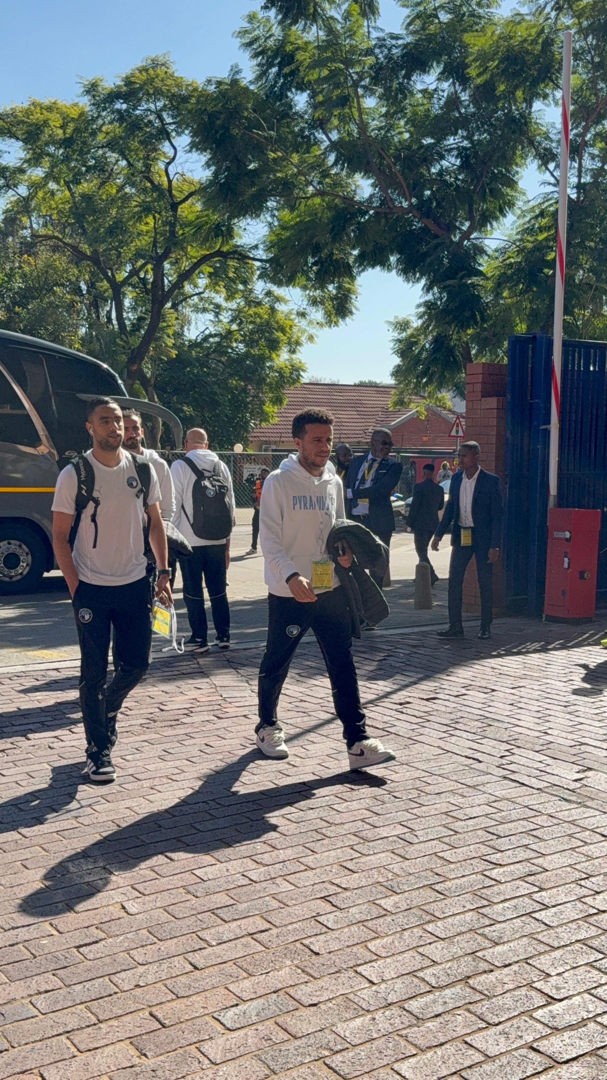 بيراميدز يصل ملعب لوفتس فيرسفيلد لمواجهة صن داونز فى نهائي أبطال أفريقيا