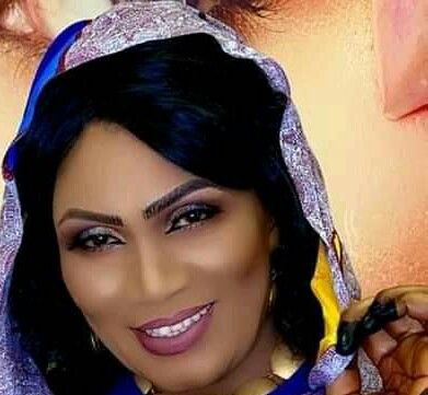 شاهد بالفيديو.. الفنانة إنصاف مدني تقصف جبهة شاب عاتبها بعد نهاية حفلها بالسعودية بسبب رفضها ترديدها أغنية “بالحلال” (هسا وشك دا وش عرس) وساخرون: (تدوين عشوائي من ملكة الدلوكة)