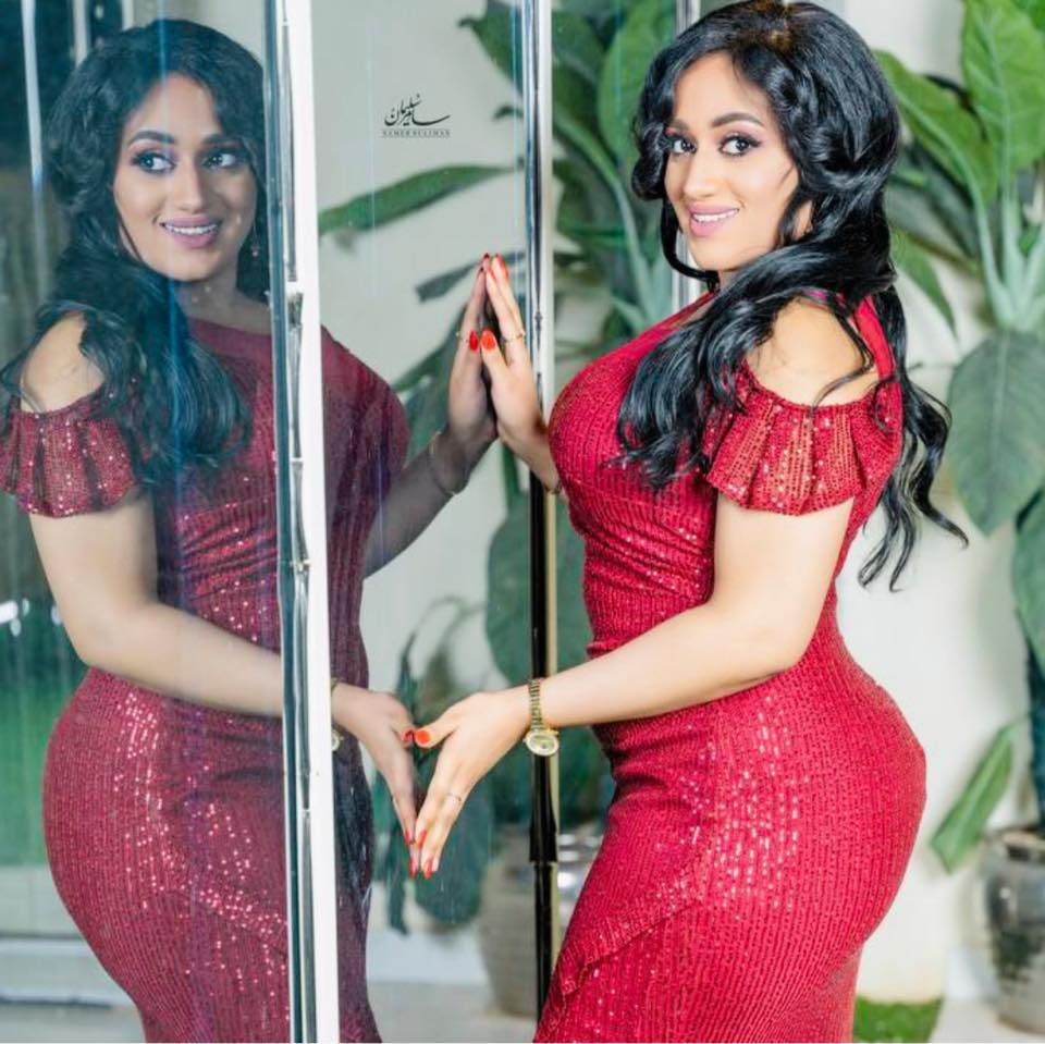 شاهد بالفيديو.. المودل آية أفرو تعود لإشعال مواقع التواصل بوصلة رقص مثيرة وأزياء فاضحة