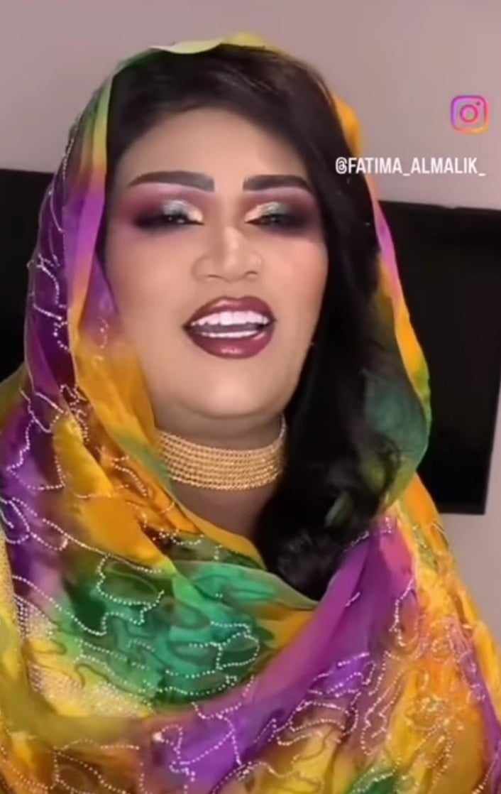 شاهد بالفيديو.. الفنانة إنصاف مدني تخاطب النساء بحركة مشينة وغير أخلاقية خلال حفل جماهيري أحيته بالسعودية (ما بتقدرن أحي أنا)