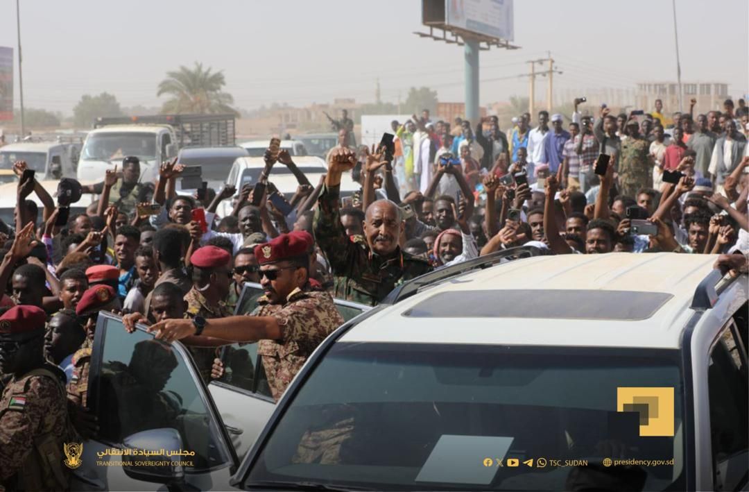 شاهد بالفيديو.. “البرهان” يفاجئ تجار بورتسودان ويتجول في سوق المواشي وسط المواطنين والجمهور: (الكاهن اشترى الضحية)