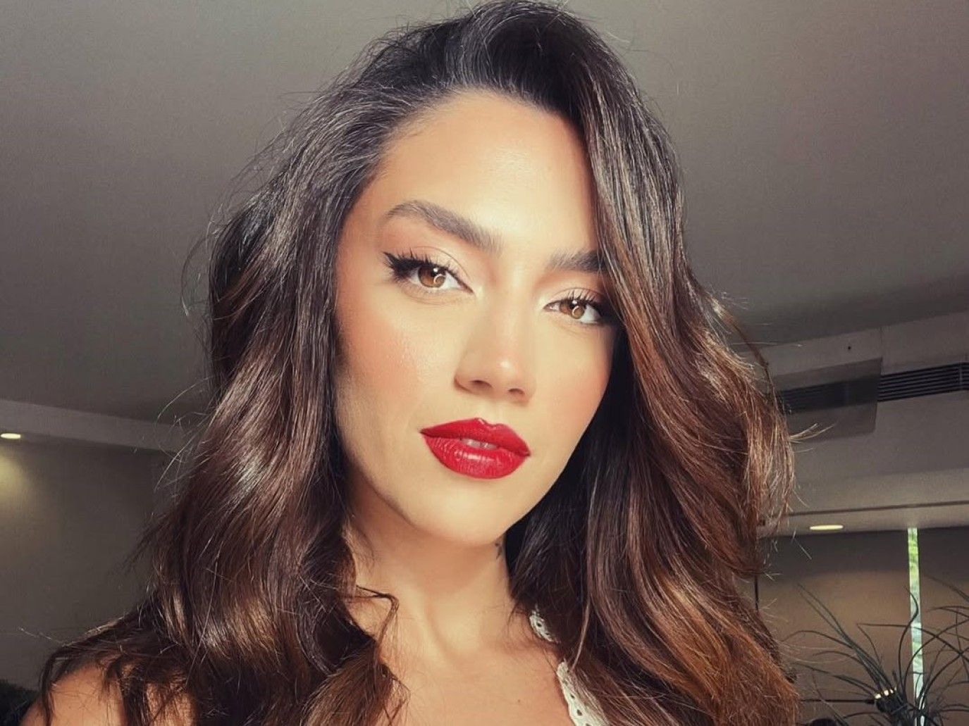 تفاصيل إطلالة العروس ستيفاني عطالله الجمالية.. وهكذا تبرز جمالها